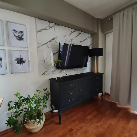 Апартаменти Stylish & Central Flat With Lovely Yard *