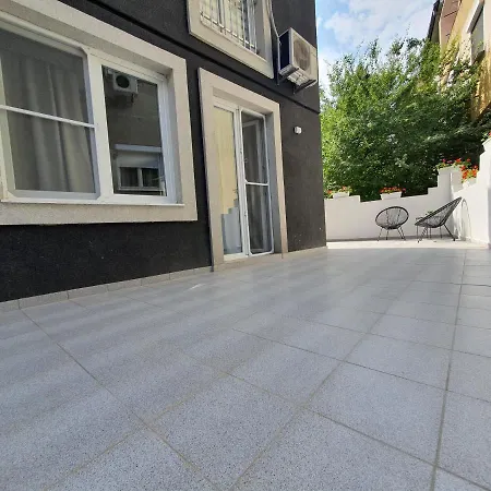 Stylish & Central Flat With Lovely Yard Апартаменти